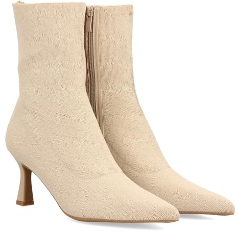 97809 Botin para mujer con diseno minimalista y versatil. Silueta estilizada con punta fina y tacon medio tipo kitten, cierre lateral con cremallera, ideal temporada de Otono invierno. Beige Talla 37