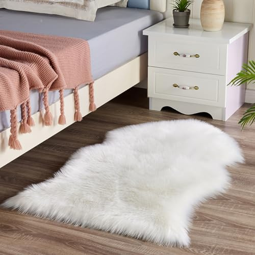HARESLE Weiß-Unregelmäßig Bettvorleger 60x90cm Teppiche für Schlafzimmer | 6cm langflor, Flauschig, Rutschfest Kunstwildleder, Waschbarer, für Wohnzimmer, Kinderzimmer, Babyzimmer