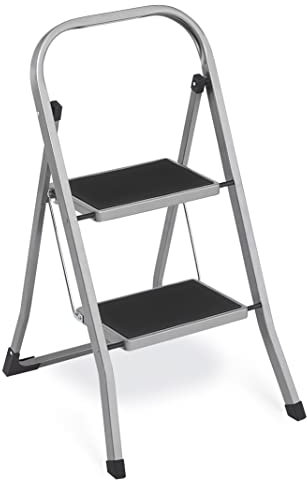 SONGMICS Trittleiter, Leiter mit 2 Stufen, Klapptritt, Klappsicherung, einfach zu verstauen, bis 150 kg belastbar, Taubengrau GSL012G01