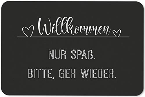 Tassenbrennerei Fußmatte mit Spruch Willkommen Nur Spaß Bitte GEH Wieder - Türmatte lustig - für innen & außen - waschbar - Deutsche Qualität