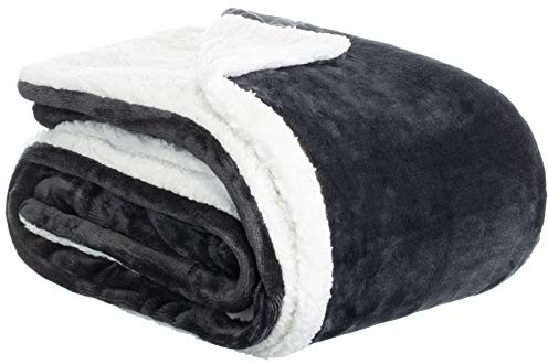 Brandsseller Fleecedecke 100x150 cm – Kuschelige Sofadecke/Couchdecke aus Fleece & Sherpa – Flauschige Wohndecke – Weich & zweiseitig, auch als Babydecke geeignet - Dunkelgrau/Weiß