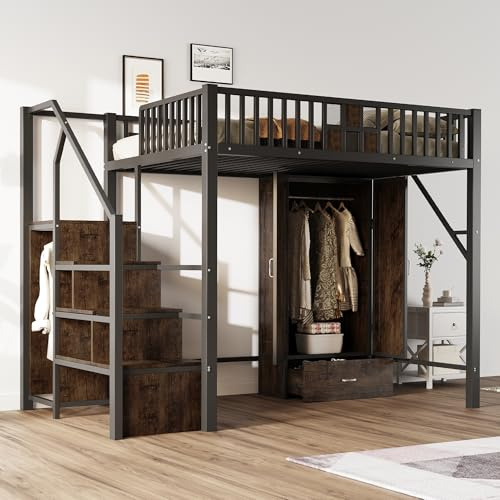 DUlVBPE Cama alta de metal de 140 × 200 cm con diseño de barandilla de madera y malla metálica, completa con armario grande, cajones y escalera de almacenamiento, color negro