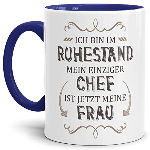 Geschenk-Tasse Zum Ruhestand mit Lustigem Spruch:Mein einziger Chef ist Jetzt Meine Frau/Rente/Rentner/Pension/Abschieds-Geschenk/Innen & Henkel Dunkelblau