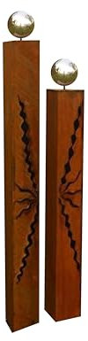 Gartendekoshop24 – Gartendeko Rost Säulen Paar, 125/100 cm, mit Edelstahlkugeln und Muster. Handgemachte Rost Säulen, Stelen, für draußen. Rost Skulptur, 2er Set – Tolle Geschenkidee.