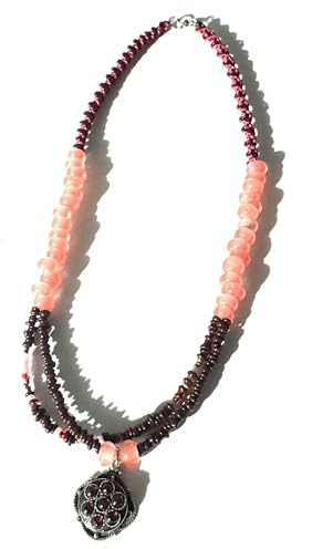Ethnos Barcelona dubbelt lindat halsband med silverhänge och granatstenar. Längd: