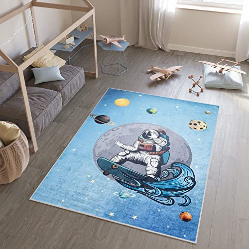 TAPISO Emma Kinderteppich Blau Astronaut Wetraum Antirutsch 120 x 170 cm | Waschbar bei 30 Grad bedruckter Kinderteppich Kinderzimmer Jugendzimmer Modern OEKO-TEX