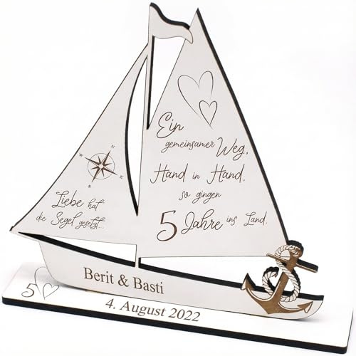 DEKOLANDO Hölzerne Hochzeit Deko Holzhochzeit Hochzeitstag 5 Jahre Jubiläum mit Wunschnamen Datum Holz Aufsteller Schiff - EIN gemeinsamer Weg, Hand in Hand - 18 x 20 cm