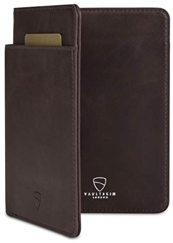 Vaultskin Kensington Reisepasshülle, RFID Reisepass Hülle (Braun) | Travel Organizer, Passport Cover, Holder und Wallet für Damen und Herren, Tasche für Karten und Dokumente, weiße Geschenkbox