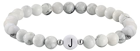 Kim Johanson Partner Perlenarmband mit Buchstabe aus Howlith Stein für Pärchen I Naturstein Freundschaftsarmband in Weiß I Geschenk für Paare mit Gravur I Für Frauen und Männer inkl. Schmuckbeutel