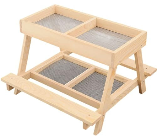 Trämatare För Och Kycklingar - Generiskt Dubbelnivåbord | Handgjord Design Med 4 Galler, Idealisk För Utfodring Av, Denna Höns Har Böjda Linj, Mark, Staket, Träd, Och Fågelmiljö Om