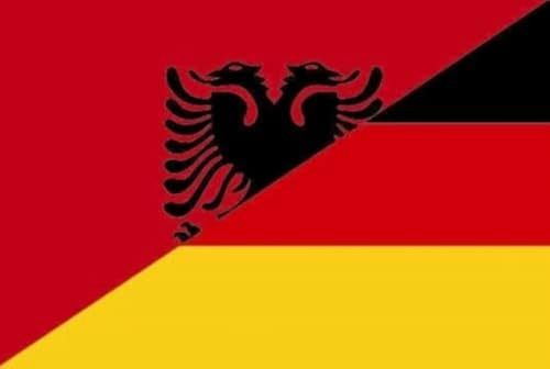 Albanien - Deutschland Flagge 20x30 cm – Premium Bootsflagge/Profiqualität – 110 g/m² Polyester Schiffsflaggenqualität – wetterfest & UV-beständig – mit Gurtband & Strick –
