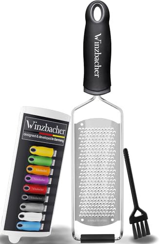 Winzbacher - Premium Zester Reibe I Parmesanreibe, Zitronenreibe, Muskatnuss Reibe, Ingwerreibe u.v.m. I rasiermesserscharfe Edelstahl Klinge I Spülmaschinenfest I inkl. Schụtz & Reinigungsbürste