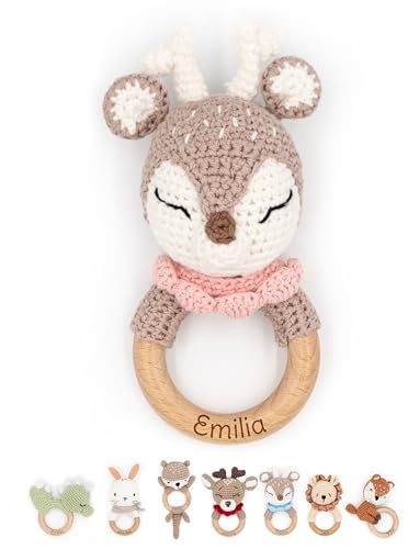 Muckelmeister Greifling personalisiert mit Namen - Holz Beißring Baby gehäkelte Tiere - Babyrassel - Babygeschenke zur Geburt für Mädchen/Jungen - kleine Geschenke für Neugeborene - Reh rosa
