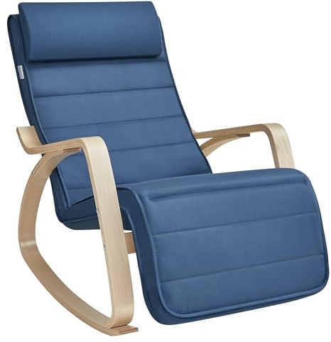 SONGMICS Fauteuil à Bascule, avec Accoudoirs en Bois, Repose-Pieds Réglable en 5 Positions, Capacité 150 kg, 121,5 x 67 x 84 cm, pour Chambre, Salon, Bleu Minuit et Couleur Boisée LYY010QP01