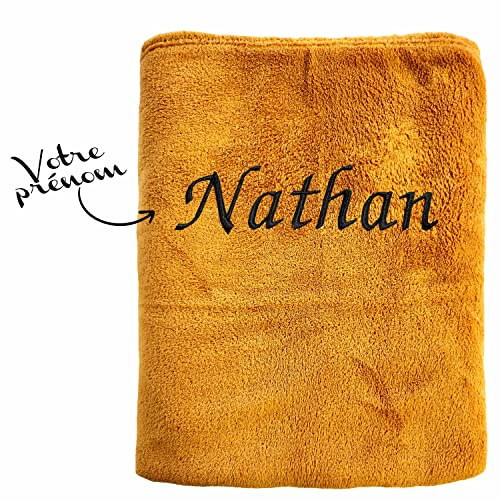 KDO MAGIC - Personalisierte Decke - Gestickter Vorname - Fleecedecke Bestickt - 125x130 cm - Geschenkidee für den Muttertag, Weihnachten (Ocker)