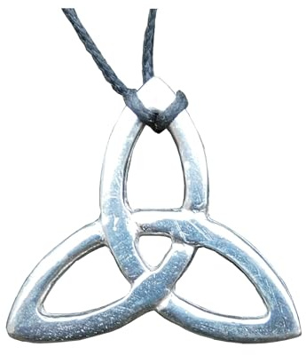 William Sturt Triquetra Anhänger – Keltische Halskette, handgefertigt aus feinem Zinn, mit verstellbarer gewachster Schnur, Geschenk für Wikinger- & Kelten-Fans