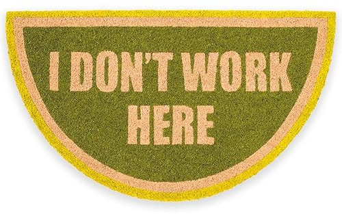 Fisura – Zerbino d’ingresso “I don’t work” in cocco con base antiscivolo in PVC. Tappeto interno dipinto a mano con messaggio divertente in verde. Misure: 70 x 40 cm.