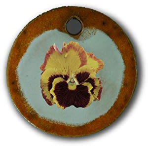 Schöner Keramik-Anhänger „Stiefmütterchen“ in orange marmoriert; Schmuck Kette Kettenanhänger Geschenk Kunsthandwerk Keramik rund Talisman Halskette Aufmerksamkeit Mitbringsel individuell