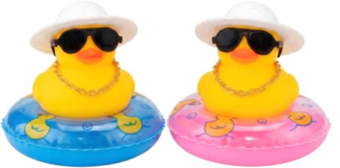 Lot de 2 Canard en Plastique Voiture Décoration Tableau de Bord Mignon avec Bouée de Sauvetage, Chapeau de Paille, Lunettes de Soleil et Chaîne en Or, Accessoire de Voiture Rigolo