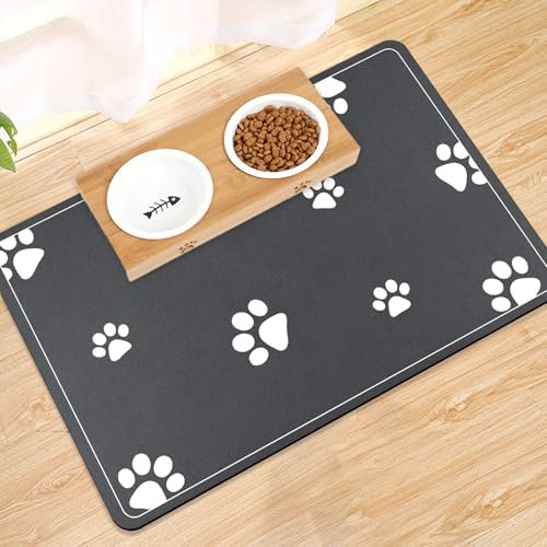 Mavicen Napfunterlage Hunde und Katze, Saugfähige Schnelltrocknend Hundenapf Unterlage, rutschfeste Futternapf Unterlage für Haustier (Dunkelgrau1-Mehrfaches Pfoten-Muster, 30×50cm)