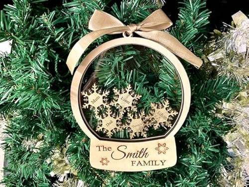 Personalisierte Schneekugel, Gold, Schneeflocken, Familiendekoration, Weihnachtsbaumdekoration mit Namen der Familienmitglieder, Baumschmuck aus Holz, eingravierter Name