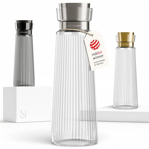 LARS NYSØM Vattenkaraff 1,5l med Integrerad Sil i Rostfritt Stål | Elegant Glaskaraff & Kanna för Juice, Lemonad | Modern Räfflad Vattenkanna för Vardag & Gäster (Pure/Steel, 1500ml)