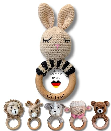 C|UTE – Babyrassel mit Namen ab 0 Monate | Greifling Baby personalisiert aus Baumwolle und Holz | Geschenke zur Geburt, Taufgeschenk Mädchen & Junge, personalisierte Geschenke Baby (Hase, mit Gravur)