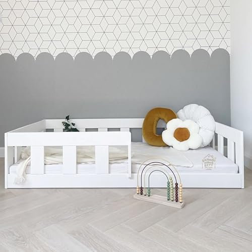 Skandi Hausbett Bodenbett 120x200 Mit Rausfallschutz Weiß - Bajo - Kinderbett 120x200 Kiefer Massiv - Stabiles Rausfallschutz Bett für Kinderzimmer - Gemütlich Rausfallschutz Bodenbett