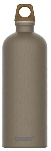 SIGG - Alu Trinkflasche - Traveller MyPlanet Lighter - Klimaneutral Zertifiziert - kohlensäurehaltige Getränke - Auslaufsicher - Federleicht - BPA-frei - Outdoor & Yoga - Mattes Beige Taupe - 1L