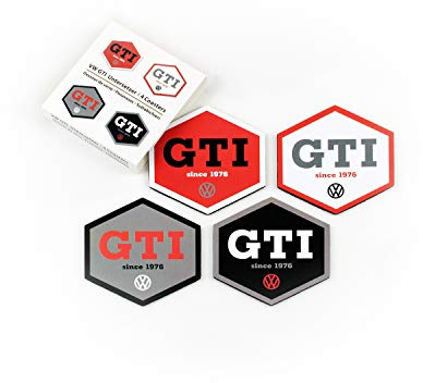 BRISA VW Collection - Volkswagen Golf GTI Coche Juego de 4 Posavasos de Corcho con Revestimiento MDF, Tapetes para Vasos, Protección de Mesa, Decoración de Cocina (Since 1976/Multicolor)