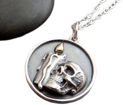 Collar de plata de ley 925 con calavera y llama de candelabro. Y bronce. Pequeño dije de Halloween. Joyería gótica. Colgante macabro de muerte de ghoul. Regalo|Cadena de 45 cm|Chapado en plata|_2879