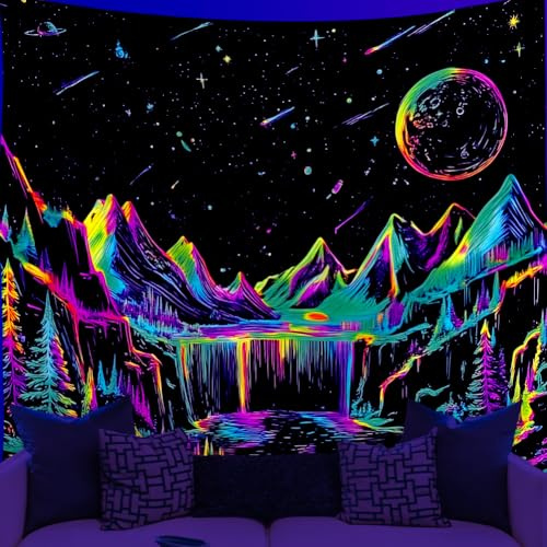 WEBEEDY Schwarzes Licht Natur Berg Wandteppich Sternenhimmel Wald Mond Sterne UV Reaktiver Wandteppich Fantasy Wasserfall Wandbehang Poster Leuchtet Im Dunkeln Für Party Dekor (150x130cm)