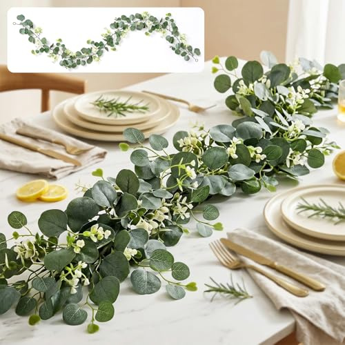 AGOTD 2 Stück Eukalyptus Girlande, Künstliche Girlande Pflanze 1,8m Hängend Grüne Blätter Deko mit Weiße Blumen Silberdollar Eukalyptusranke für Hintergrund Hochzeit Bogen Grau Grün