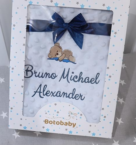 BotoBaby Babydecke Zweilagige Decke – Bestickt mit Namen & Datum – Geschenkbox - Kuscheldecke 75x100 cm | Perfekt zur Geburt & Taufe (75 x 100 cm, Blau - Sternen + Geschenkbox)