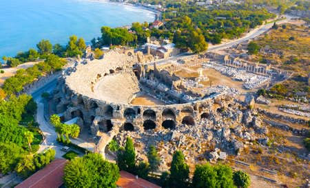 Acryl-Bild 150 x 90 cm: Luftaufnahme des Amphitheaters in der antiken Stadt Side, Provinz Antalya, Türkei (166877872)