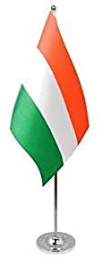 AZ FLAG Tischflagge Ungarn 22x15 cm Ungarische Satin Metallsockel | Für innen Tischflagge Magyarország genähte Ausführung mit verstärkten Kanten mit Mast