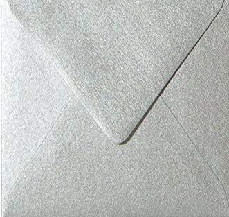 25 hochwertige Quadratische Briefumschläge 15 x 15 cm in Mettalic Silber mit spitzer Verschlussklappe ‎Nassklebung Grammatur: 120 g/m² Zum besseren Schutz werden die Briefumschläge eingeschweißt