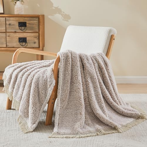 EMME Sherpa Decke Sofa Kuscheldecke Dekorativ mit Quasten, Flauschige Wohndecke Dicke Sofadecke,Warm Leichtes Design Reversible Boho Style Fleecedecke für Couch,127x177cm,Beige