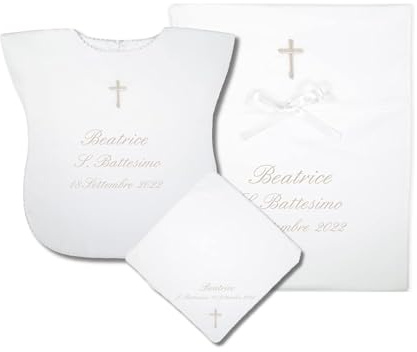 COCCOLE - Set 3 Pezzi per Battesimo Fazzoletto, Vestina e Busta - Set Completo Personalizzato con Nome e Data a Tema Croce Panna - Kit 3 Pezzi Battesimo in Tessuto Piquet 100% Made in Italy