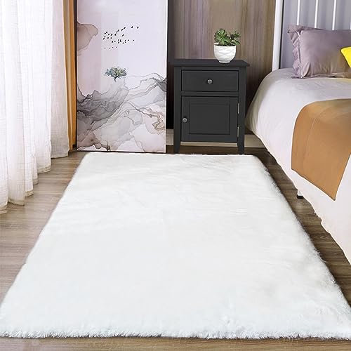Latepis Washable 90 * 150cm White Fluffy Shag Rug Faux Rabbit Fur Rug Furry Plush Shaggy Carpet for Living Room Super Soft Area Carpet for Bedroom Nursery