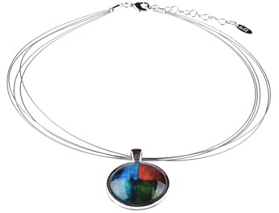 Adi-Modeschmuck Halsreif 'Isa', ein leichter Anhänger aus versilbertem Messing mit farbigen Ornamenten unter einem Glas Cabochon, handgefertigt in Berlin (Rost, Türkis, Grün)