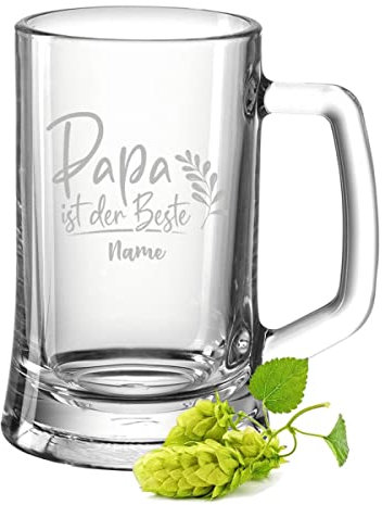 GRAVURZEILE Bierkrug mit Gravur - Papa ist der Beste - Personalisiert mit Namen - Bierseidel als Geschenk - Geschenke für Männer zum Vatertag Geburtstag oder zu Weihnachten - Größe 0,5 L