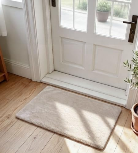 VOFUSHON Kunstfell Teppich Kurzflor Bettvorleger 60 x 90 cm Beige Waschbar | Kaninchenfell-Optik | Maschinenwaschbar & rutschfest | OEKO-TEX zertifiziert | Ideal für Bettseite, Kinderzimmer & Flur