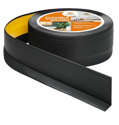 Quest Weichsockelleiste PVC 50x20 mm Dekor gefräst - Schwarz, 10 m | Knickleiste mit dekorativen Fräsungen, flexibel zuschneidbar, für Küche, Bad & Flur, UV-beständig & wasserabweisend
