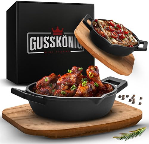 Gusskönig Gusseisen Grillpfännchen für Grill (2er Set) mit Holz-Untersetzer aus Akazienholz - Gusseisenpfanne klein Ø 11 cm - 2x kleine Pfanne -Voreingebrannte Gusspfannen