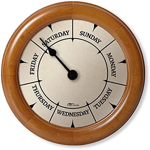 DayClocks Klassische Tagesuhr - Wochentag Uhr - Tagesuhr mit Mitternachtsmarkierungen - Einzigartiges & lustiges Ruhestandsgeschenk - 24,1 cm Kiefer Wanduhr