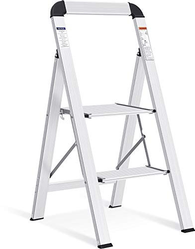 ﻿KINGRACK Leiter Aluminium, Trittleiter 2 stufen klappbar, leiter 2 stufen mit Handlauf, rutschfeste Haushaltsleiter mit Klappsicherung, Aluleiter Belastbar bis 150 kg, für Zuhause, Büro,Garten,Silber