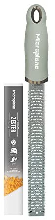 Microplane Zester Küchenreibe in Salbei-Grün für Zitrusfrüchte, Parmesan, Ingwer, Schokolade & Muskatnuss mit feiner Edelstahlklinge - Made in USA