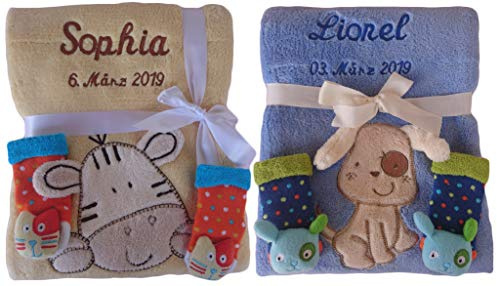 Babydecke mit Namen bestickt + 3d Rassel Socken Geschenk Baby Taufe Geburt (blau)