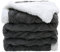 amo nenes Couverture de Canapé Douce 100x150cm, 2 Couches Polaire pour Enfants, Plaid Décoratif Polyvalent pour l'intérieur et l'extérieur, Couvre-lit en Tricot pour Aider à Mieux Dormir, Gris Foncé